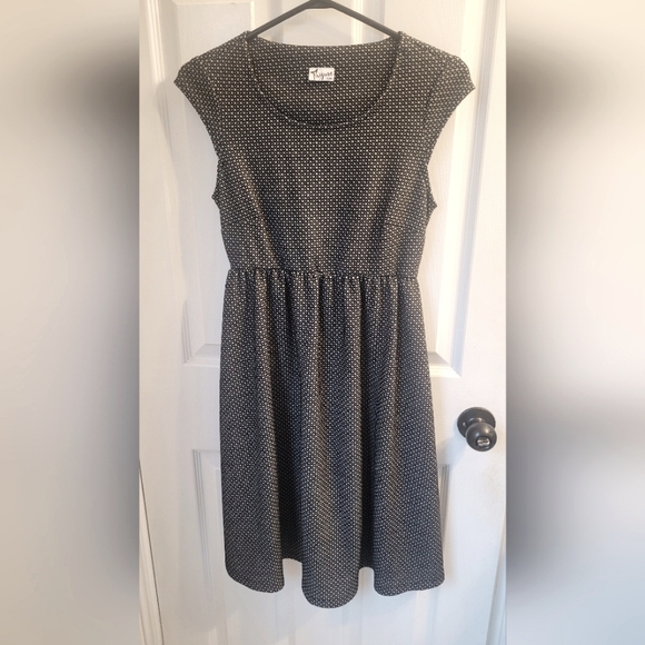 Maternity Thyme Short Sleeve Dress - Size XS - Patterned Black and White - Picture 1 of 3